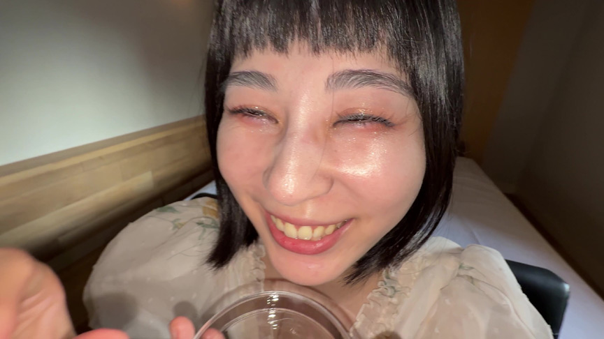 「【個人撮影】大園明歩の舌ブラシで「汚舌苔」採取」のサンプル画像5枚目