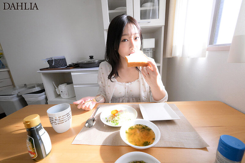 「最高の奥さんと、初めてのリアル妊活中出し。緊張ドキドキ密着ハメまくり結婚性活へようこそ！ 三葉ちはる」のサンプル画像1枚目