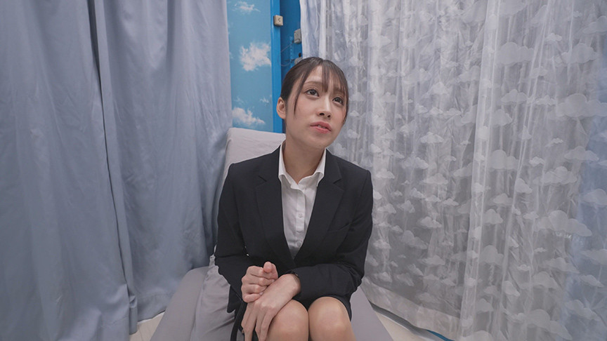 「就活女性がおま○こ丸出しくぱぁ～しながらクリ責め潮吹き我慢面接！剥きでた敏感初心クリトリスにブチュと真空吸引ローターで連続イキ潮噴射が止まらない！！撮って出し！マジックミラー号～こはる編～」のサンプル画像1枚目