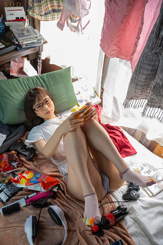 「数年ぶりに帰省すると、アラサーの姉は未だに自称家事手伝い（ニート）の喪女だった。 隠れ巨乳の姉（26） 天宮花南」のサンプル画像3枚目