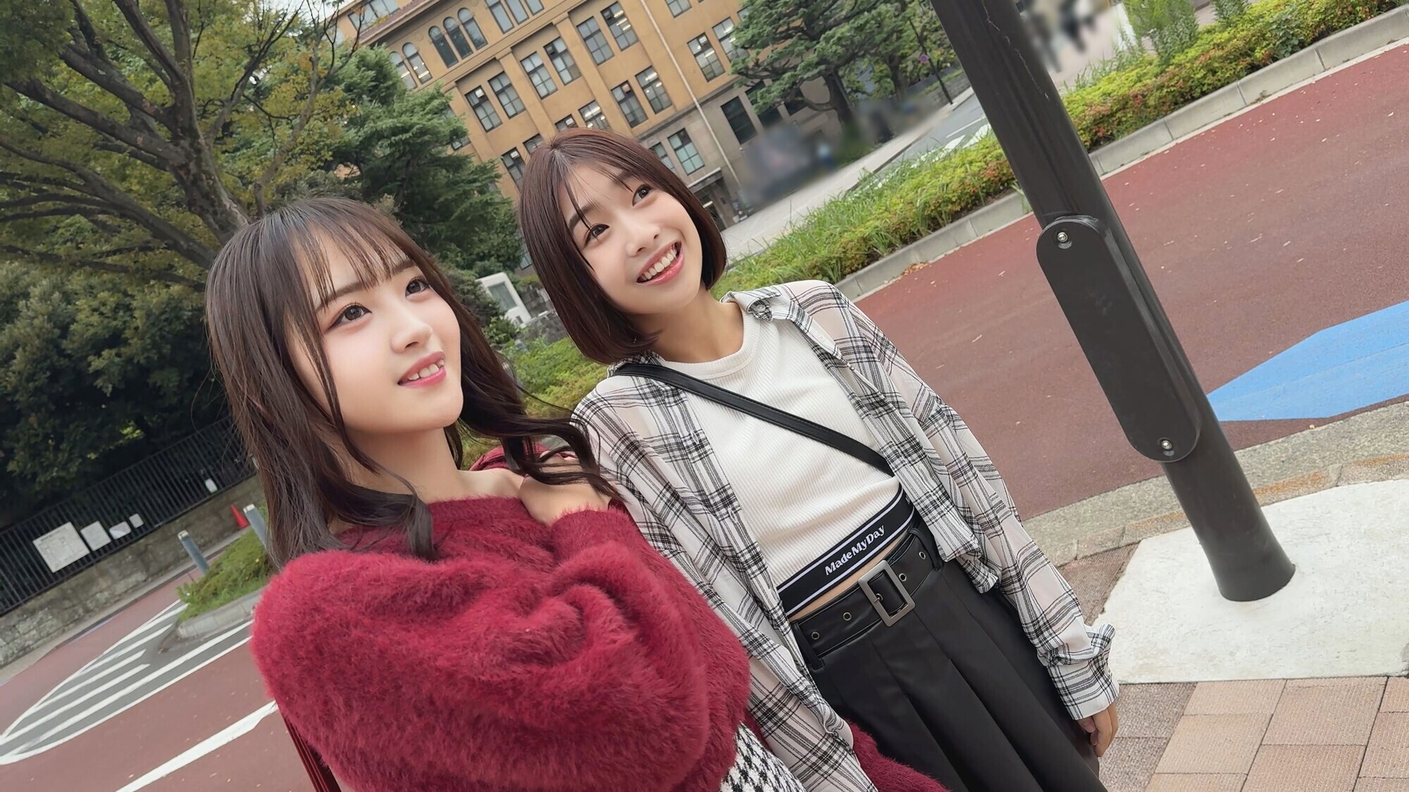 「【早〇田大学経済学部4年】仲良しめちゃかわJD 卒業間近にハメ外して中出し4P乱交」のサンプル画像2枚目