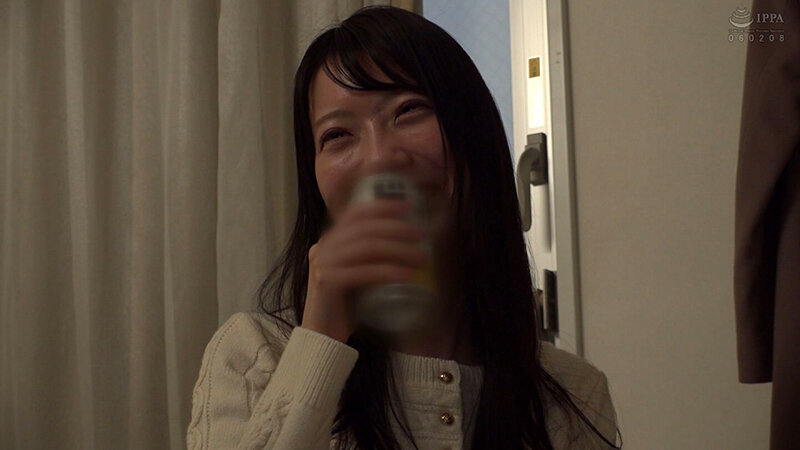 「葉月英里 パイパン人妻が中出しナンパで放尿お漏らし スレンダー熟女の変態ご奉仕」のサムネイル