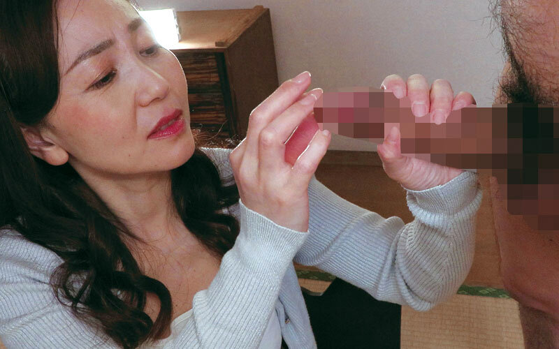 「美熟女センズリ鑑賞会 見ているだけのはずが…興奮したオバサンがお掃除フェラからそのまま咥えて生ハメ中出し！2」のサンプル画像7枚目