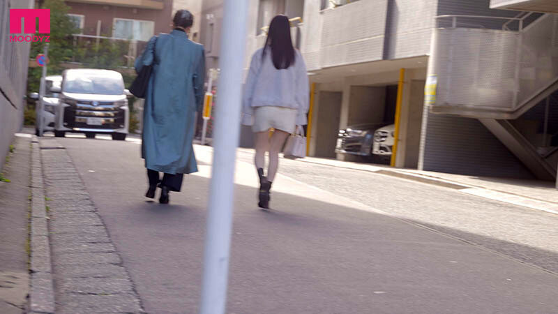 「「ほんとにココでヤるんですか！？」 AV業界の至宝！人気No.1石川澪のプライベートに無許可で密着エロドキュメント！ありえない場所で卑猥どっきりイタズラ即ズボッ24時 石川澪」のサンプル画像8枚目