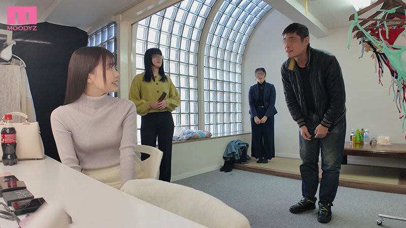 「「ほんとにココでヤるんですか！？」 AV業界の至宝！人気No.1石川澪のプライベートに無許可で密着エロドキュメント！ありえない場所で卑猥どっきりイタズラ即ズボッ24時 石川澪」のサンプル画像9枚目