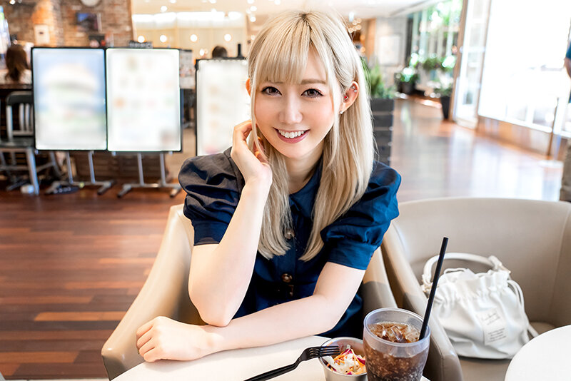 「【素人女子大生】金髪大天使2年生 RENちゃん 韓国アイドル大好き美少女20才 真っ白な肌にピンクの美乳が神！乳首舐めながら膣奥突かれて痙攣アクメ☆」のサンプル画像2枚目