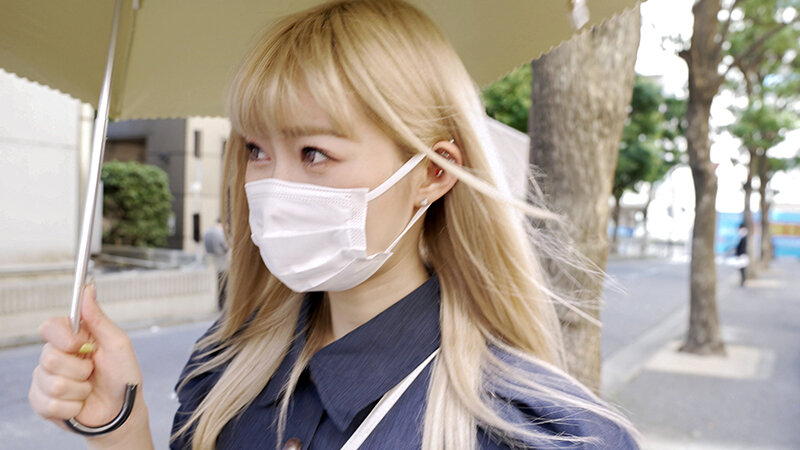 「【素人女子大生】金髪大天使2年生 RENちゃん 韓国アイドル大好き美少女20才 真っ白な肌にピンクの美乳が神！乳首舐めながら膣奥突かれて痙攣アクメ☆」のサンプル画像4枚目