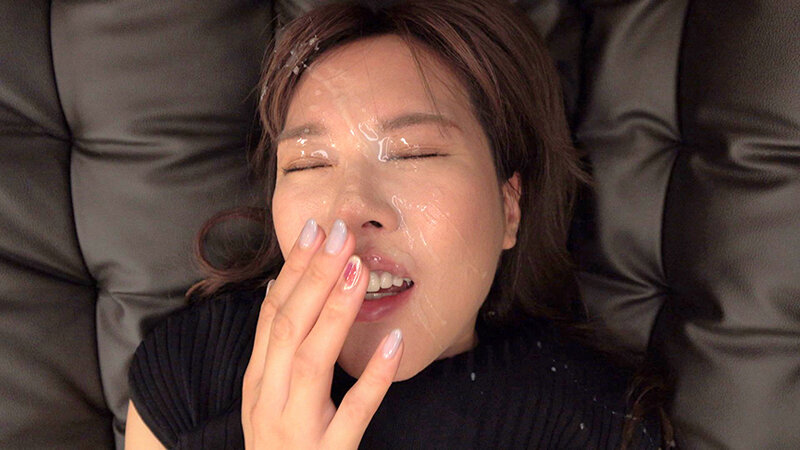 「顔面に貼りつく新鮮ザーメン！！センズリ鑑賞に来た素人妻に突然顔射！」のサンプル画像14枚目