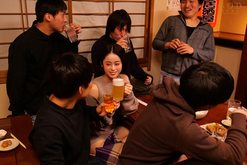 「サークルの飲み会で酔いつぶれて目が覚めたら先輩の巨乳カノジョ宅にいて…部屋着から見える胸チラ、マンチラに我慢ができず襲ってしまい朝まで巣ごもり浮気SEX MINAMO」のサンプル画像3枚目