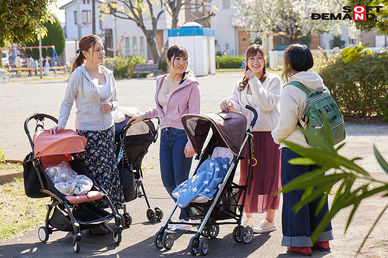 「マジックミラー号 巨乳ベビーカーママさん限定！「乳もみ検診」と称して産後で3倍敏感になったおっぱいを執拗なまでにこねくり回す！ ママ友の前で感じてしまったら最後、旦那以外のち○ぽで痙攣イキ」のサンプル画像4枚目