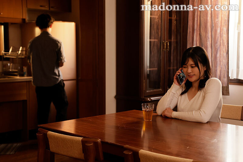 「紗月さくら｜熟女お母さんとの禁断の近親相姦中出し｜巣立った実家で過ごす人妻との秘密の日々」のサンプル画像1枚目