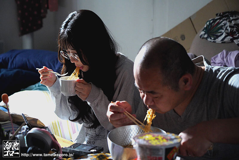 「ゴミ部屋に住む俺（独身中年）が、隣に住む引きこもりゲーマー腐女子（アラサー）とSEXする話。 藍芽みずき」のサンプル画像12枚目