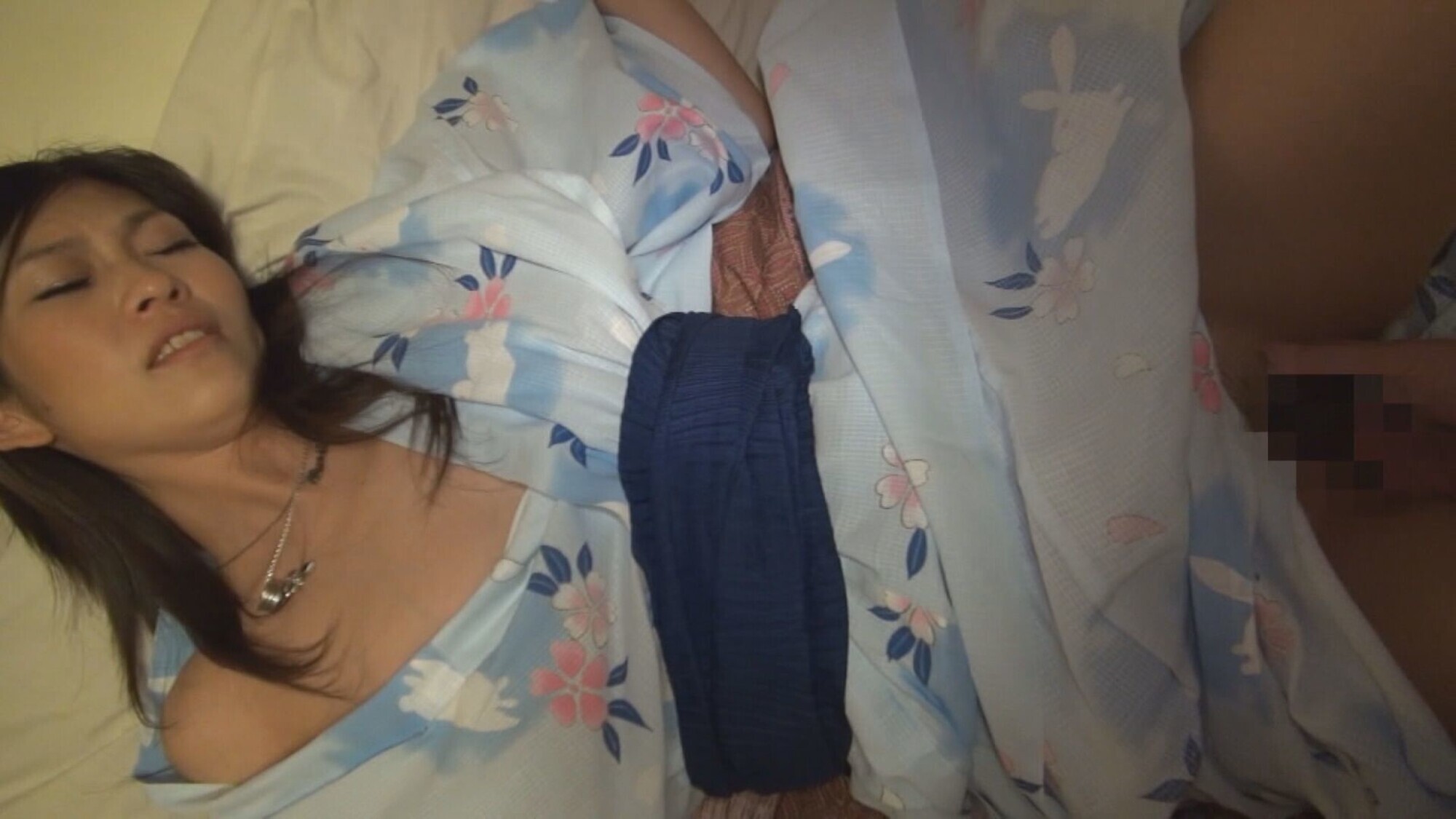 「温泉ナンパ!浴衣に着替えたスレンダー妻が満面の笑みで男にまたがる!」のサンプル画像5枚目