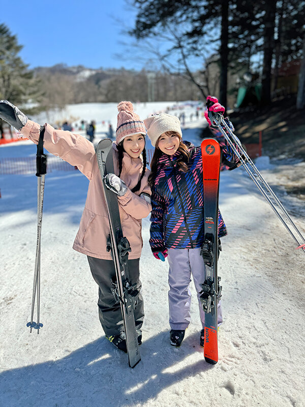 「つむぐちゃん＆みのりちゃん 私をスノボに連れてって大学生、春休みSEX スノボ女子と雪山乱交パーティ映像」のサンプル画像1枚目