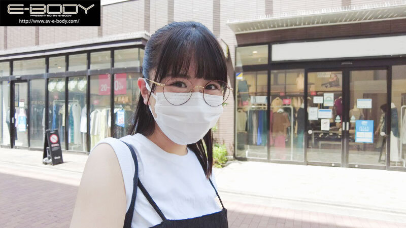 「初めて出来た彼女を脱がしたら… 着衣からは想像できない色白美巨乳だしメガネ姿からは想像できない可愛い素顔 大興奮の僕は性欲尽きるまでハメまくった 柏木こなつ」のサンプル画像1枚目