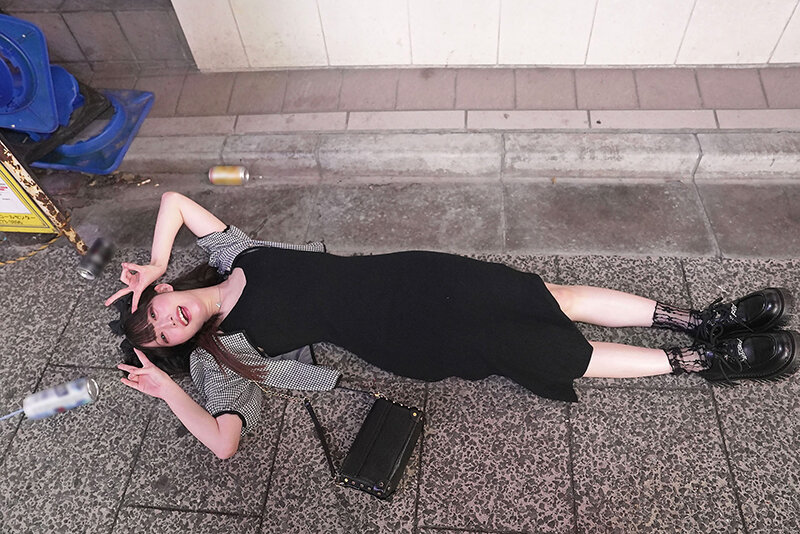 「酔い潰れ寝転びギャルをお持ち帰り！@歌舞伎町 イラマ・スパンキング・首絞め へべれけ5P やよい （メスガキ31） 三葉やよい」のサンプル画像2枚目