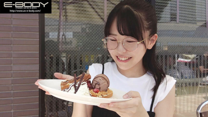 「初めて出来た彼女を脱がしたら… 着衣からは想像できない色白美巨乳だしメガネ姿からは想像できない可愛い素顔 大興奮の僕は性欲尽きるまでハメまくった 柏木こなつ」のサンプル画像2枚目