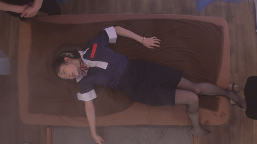 「発情ミストの絶頂リラク効果でエロス覚醒!フットリラクゼーションCAテカテカ黒タイツエステ2 国際線CAゆいか編」のサンプル画像2枚目