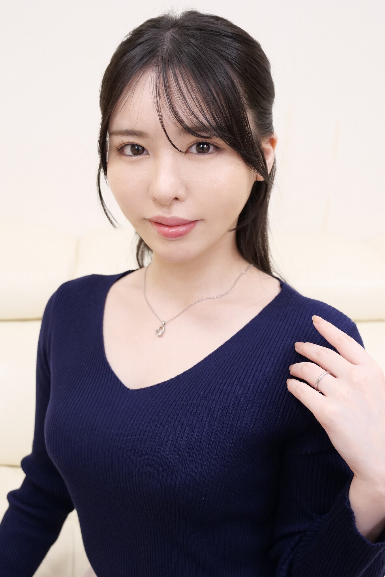 「経験豊富な優しい素人人妻が最高の童貞筆おろし 黒島玲衣」のサンプル画像1枚目