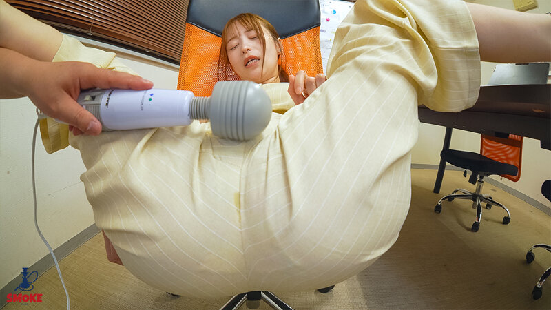 「【飲尿聖水セクハラ】 残業中、2人きりの社内でトイレ我慢で溜まった鮮度抜群おしっこを変態上司に目の前で見せつけ飲みされ恥ずかしめ小便まみれSEXでイキ狂わされてしまう新人デカ尻部下OL 天馬ゆい」のサンプル画像13枚目