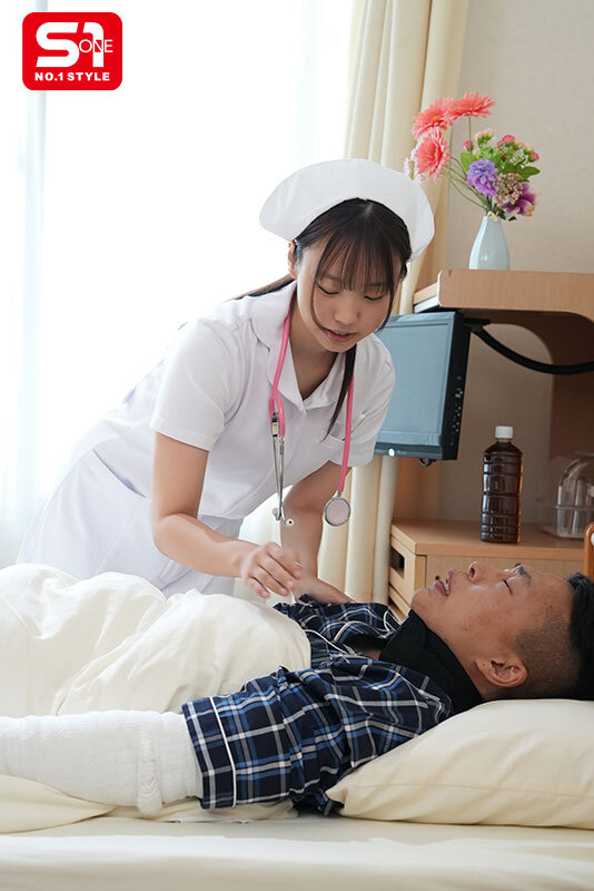 「小日向みゆうの巨乳ナースが騎乗位とパイズリで癒す!手コキも堪能できる看護婦プレイ」のサンプル画像1枚目