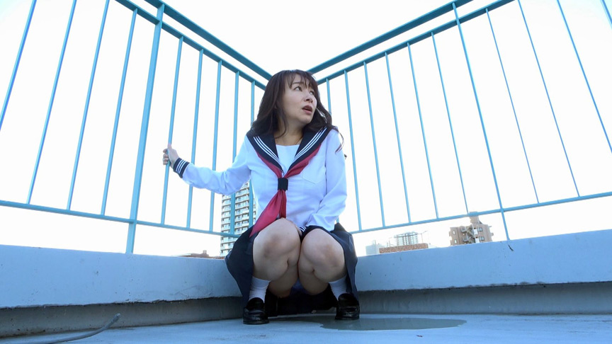 「セーラー服熟女失禁羞恥 よしい美希」のサンプル画像1枚目