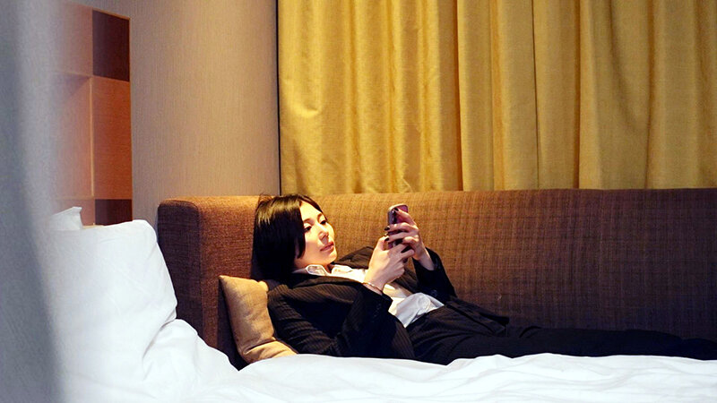 「【素人OL】出張先ホテルで制服姿の秘密オナニーを盗撮・のぞき見した興奮映像」のサンプル画像1枚目