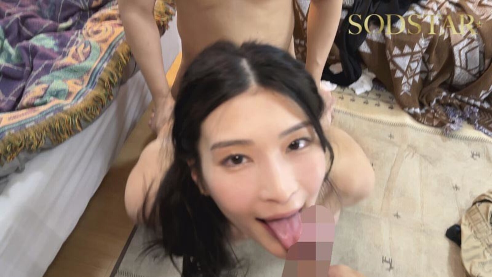 「本庄鈴が黒髪スレンダー美女として乱交に挑戦！大学サークルで複数プレイの衝撃映像」のサンプル画像6枚目