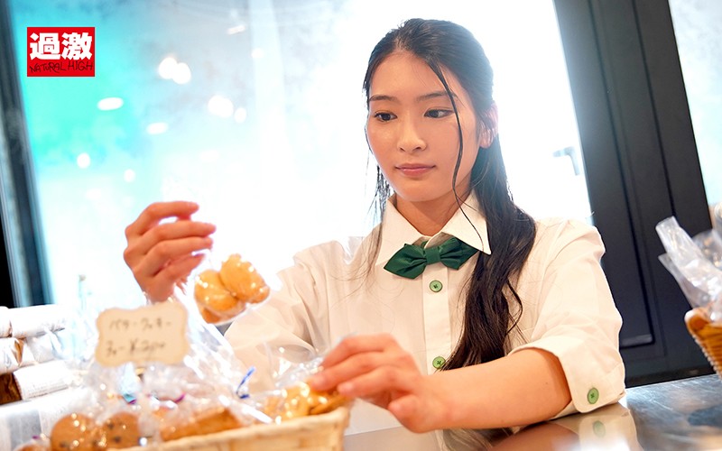 「本庄鈴×ナチュラルハイ 接客中に顔を紅潮させながら感じまくるバイト娘 ～ケーキ屋、中華料理店、洗車場～ SODstarVer.」のサンプル画像1枚目