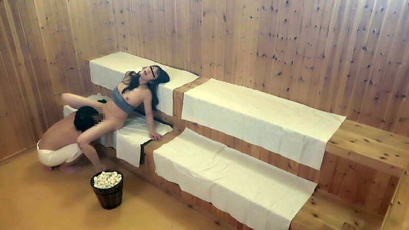 「茹だる様な灼熱の密閉空間でサウナ美女達は過熱しすぎた女の操を開放する【汗だくサウナ女子とトリップ性交秘蔵映像流出 5名 ＃03】」のサンプル画像4枚目