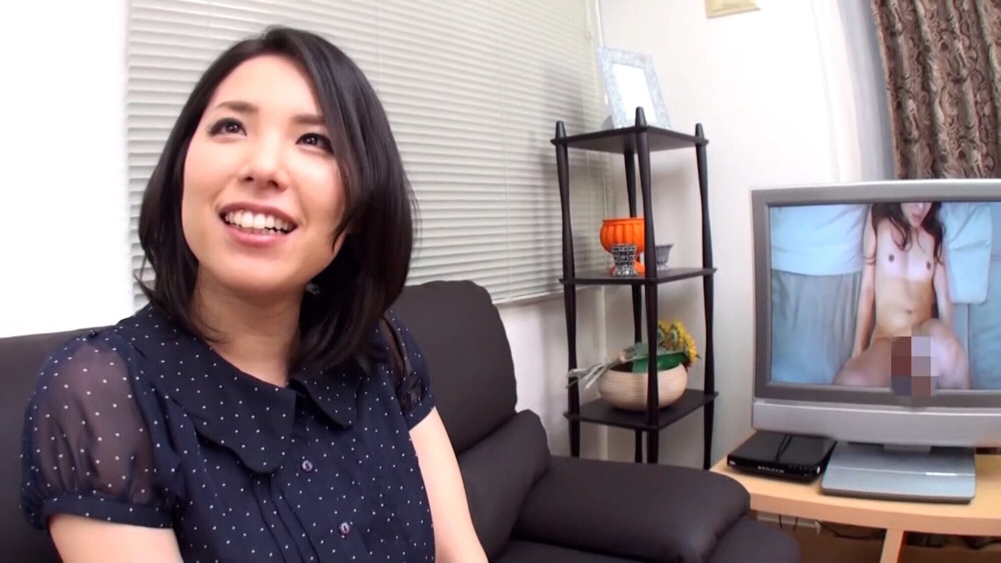 「街行く清楚な雰囲気の美人奥様をナンパ!夫婦生活のちょっとエッチな質問とAV鑑賞させたら・・・。むっつり奥様と乱交SEX!」のサンプル画像1枚目