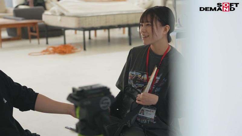 「【特典版】SOD女子社員 制作部 中途1年目 岡島明来（24） 工口勉 初AV成果報告」のサンプル画像1枚目