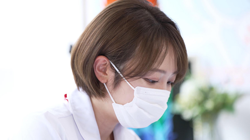 「【人妻看護師】献身的な医療従事者が患者を優しくケア【手コキ・回春】射精治療で社会復帰をサポート」のサンプル画像1枚目