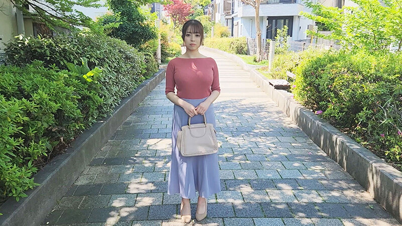 「地味なのに神乳I-cupを隠し持つ女教師は潮吹きという秘密兵器を持つ最強エロスペックの素人さん」のサンプル画像2枚目