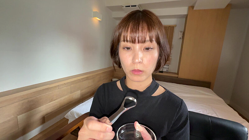 「【玉城夏帆】素人お姉さんをナンパ!舌ブラシで汚舌苔採取する個人撮影動画」のサンプル画像9枚目