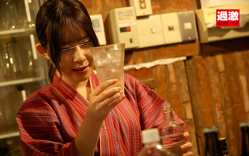 「営業中の居酒屋でレズ店員にベロベロにさせられてこっそり手マンでお漏らしイキしまくる敏感女」のサンプル画像3枚目