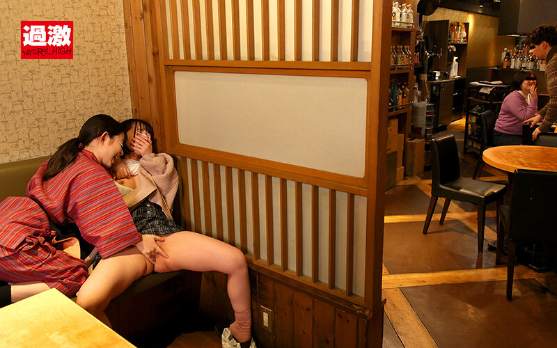 「営業中の居酒屋でレズ店員にベロベロにさせられてこっそり手マンでお漏らしイキしまくる敏感女」のサンプル画像5枚目