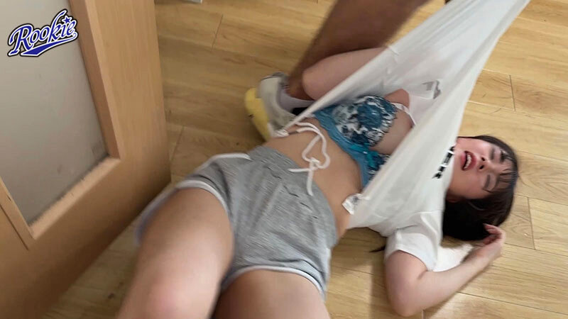 「桜庭ももなが電車で狙われる！盗撮・イタズラから寝取りNTR中出しアクメまで鬼畜プレイ集」のサンプル画像12枚目