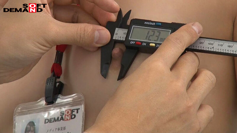 「メディア事業部1年目松川令奈「おしっこ採集」「おマ○コ検診」「体液採集」はじめてづくしの全裸健康診断で羞恥＆潮吹き絶頂！」のサンプル画像4枚目