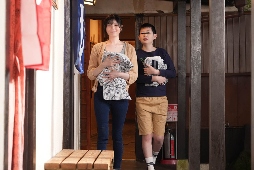 「「おちんちん大きくさせてごめんね」小さいから大丈夫だろうと女湯に一緒に入った甥っ子がおっぱいだらけの状況にフル勃起！慌てた叔母さんがこっそり抜いてくれましたVOL.5 スレンダー美乳叔母さん Eカップ」のサムネイル