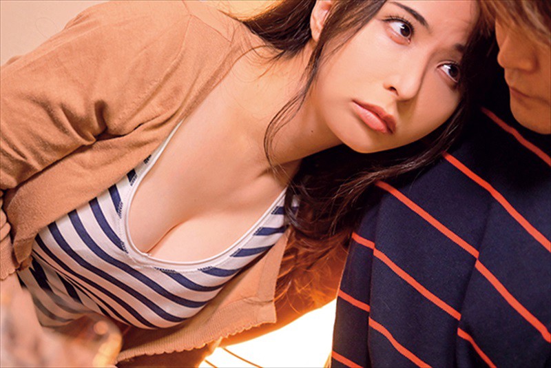 「一途で大好きな旦那がいるのに…お酒を飲んだらド淫乱痴女に豹変し男を誘惑する兄貴の巨乳嫁 晶エリー」のサンプル画像2枚目