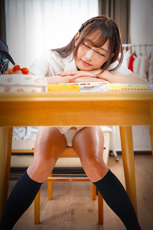 「「ごめんなさい。」家庭教師をしていた教え子の大事な入試の直前に…勉強疲れでスイミンしている彼女をヤっちゃいました。」のサンプル画像1枚目