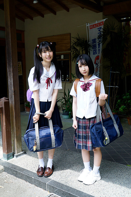 「ちっぱい美少女2人と学校さぼって覚えたてのSEXヤリまくり温泉旅行」のサンプル画像1枚目