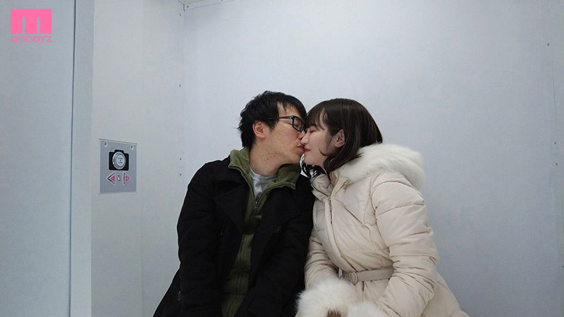 「えぇー、本当に、ココで…男潮吹いちゃうの！！？ デートの最中、声を出しちゃいけない誰にもバレちゃいけないギリギリの状況で強●射精・男潮吹き小悪魔焦らしお姉さん 小野六花」のサンプル画像4枚目