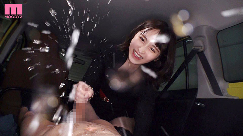 「えぇー、本当に、ココで…男潮吹いちゃうの！！？ デートの最中、声を出しちゃいけない誰にもバレちゃいけないギリギリの状況で強●射精・男潮吹き小悪魔焦らしお姉さん 小野六花」のサンプル画像9枚目