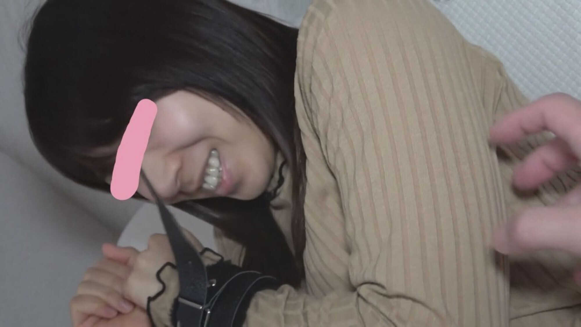 「強気ガールには容赦しませんw恥ずかしい格好で羞恥＆徹底くすぐりと性感責めで悶絶してもらいました。」のサンプル画像1枚目