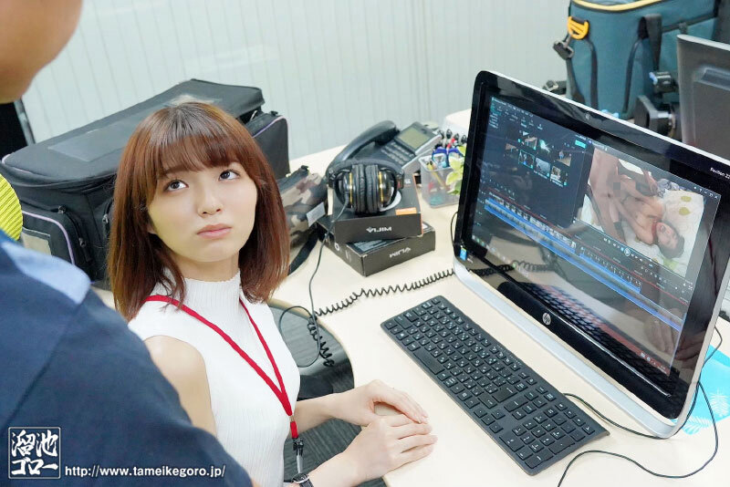 「「映像関係」というパート募集に応募して採用された会社はAVメーカー。ADとして働き始めたのにいつのまにか人妻女優としてAVデビュー 倉本すみれ」のサンプル画像2枚目