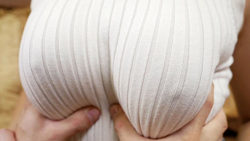 「乳首ポッチン！ぴったり密着！隣の奥さんの爆乳ノーブラニット 33人8時間」のサンプル画像15枚目