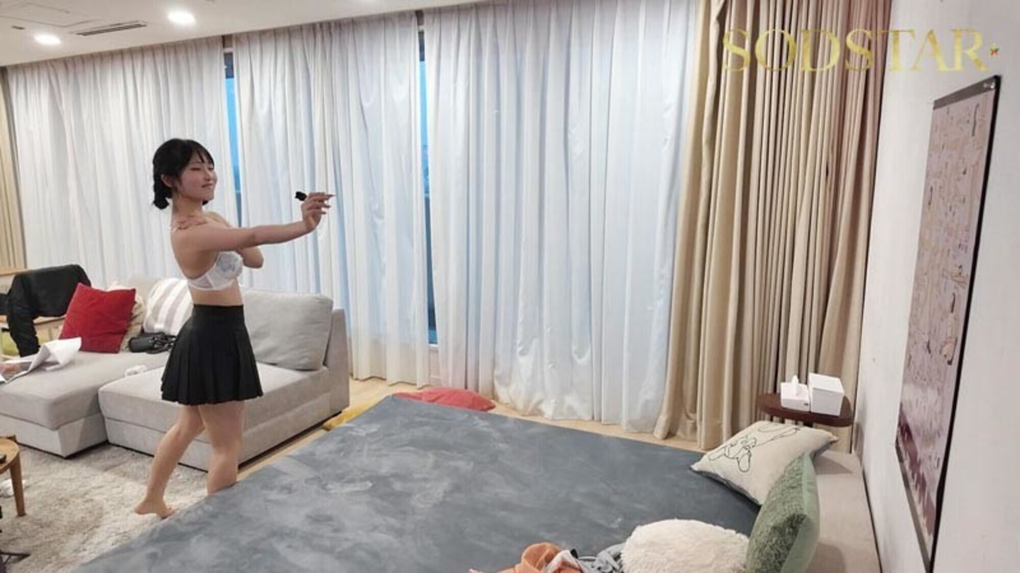 「新川空と初対面のイケメン男を2人きりの部屋に置いてきた ヤリたくなったらいつでもOK!赤面イチャイチャセックスを24時間モニタリング 新川空」のサンプル画像7枚目