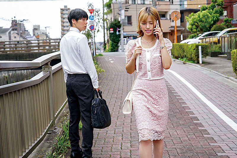 「椿りか 巨乳人妻がデカチン同級生に寝取られ中出し不倫 セレブ妻のNTR堕ち」のサンプル画像2枚目